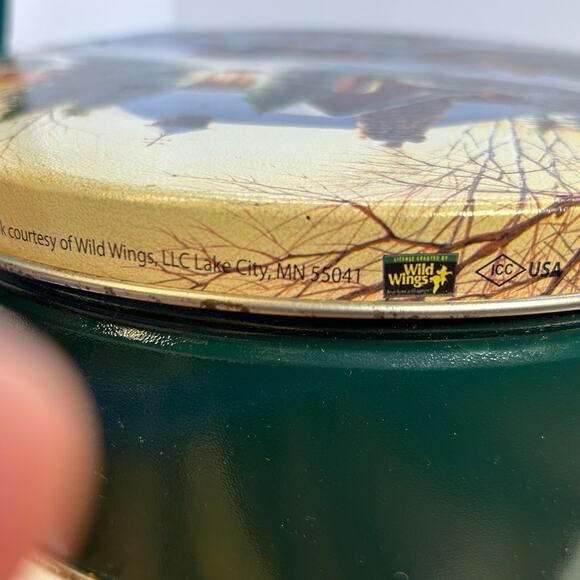 Vintage Terry Redlin 2010 Round Tin Heading Home Christmas Scene Log Cabin Tree - Picture 3 of 16